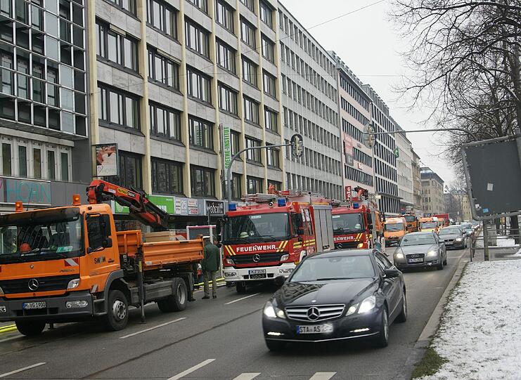 Die Sonnenstraße ist am Montagmorgen überflutet worden. Die Bilder vom Einsatz