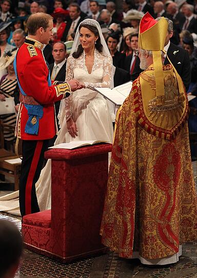 Prinz William und Kate Middleton sagen "I will": Das zukünftige Königspaar von Großbritannien vor dem Traualtar in der Westminster Abbey.