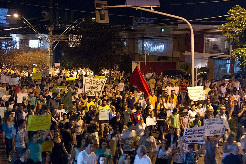 Knapp ein Jahr vor der Fußball-WM in Brasilien erlebt das Land einen ungeahnten Sturm des Protestes.
