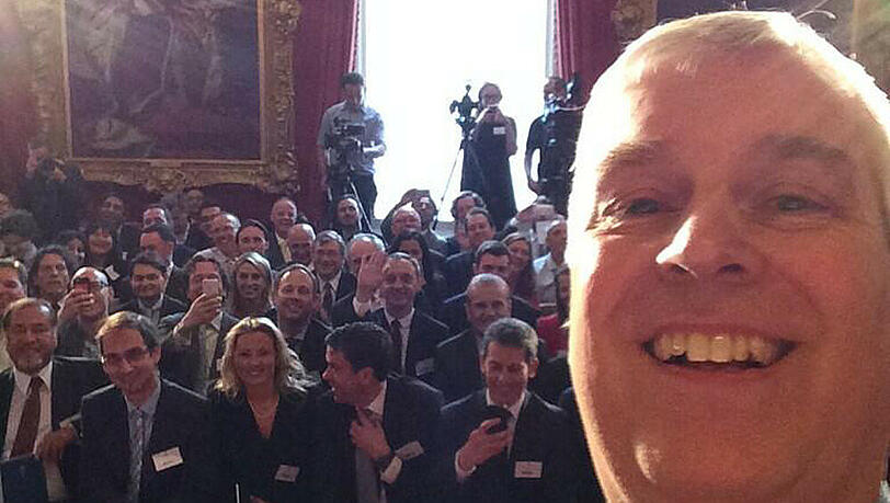 Prinz Andrew macht ein Selfie im James's Palace Prinz Andrew macht ein Selfie im James's Palace