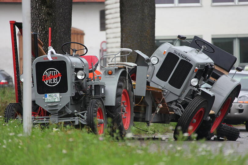 Crash mit Traktor: Die Bilder.