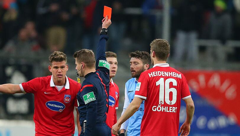 Ilie Sanchez sieht Gelb-Rot. Ilie Sanchez sieht Gelb-Rot.
