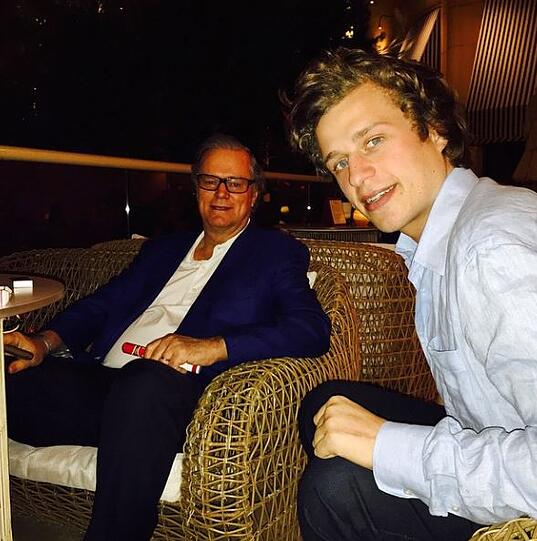 Conrad Hilton (hier mit seinem Vater) feiert viel und gerne