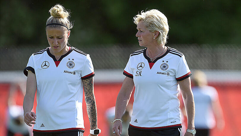 Bundestrainerin Silvia Neid (rechts) und Anja Mittag vom schwedischen Erstligisten FC Rosengard in Malmö. Bundestrainerin Silvia Neid (rechts) und Anja Mittag vom schwedischen Erstligisten FC Rosengard in Malmö.