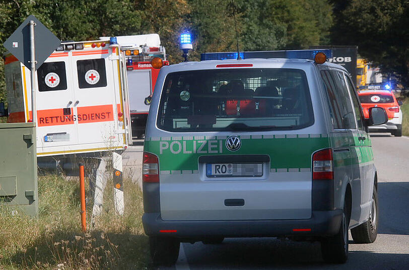 Missglücktes Überholmanöver - die Bilder von der Unfallstelle auf der B12 im Landkreis Mühldorf.