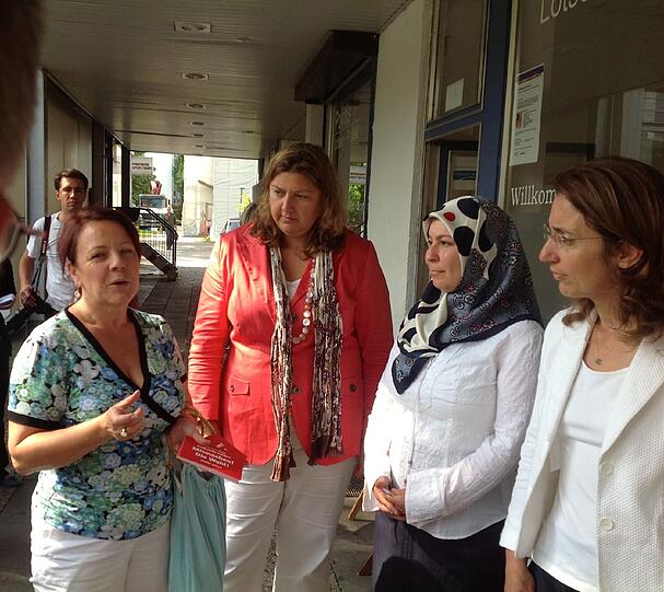 Beim Stadtteilspaziergang am Hasenbergl (von links): Landtagsabngeordnete Diana Stachowitz (SPD), Elif Duygu Cindik-Herbrüggen und Aydan Özoguz beim Pontis-Lotsenprojekt.