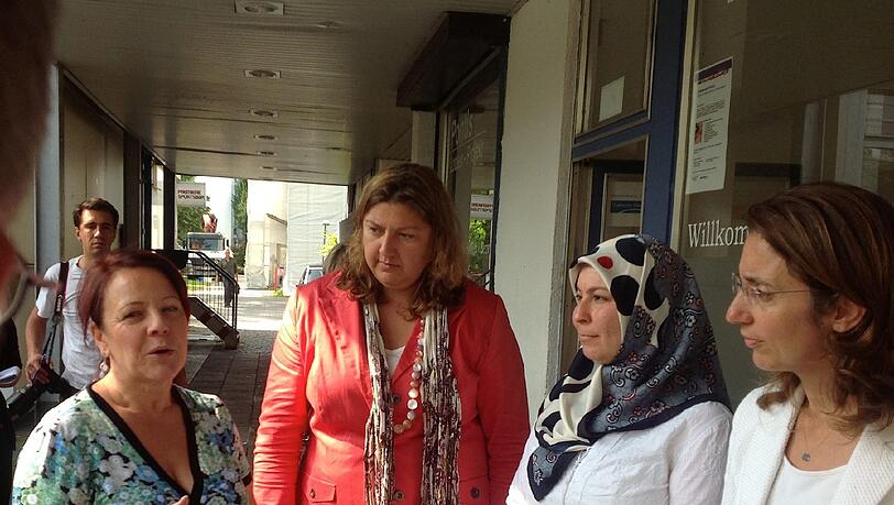 Beim Stadtteilspaziergang am Hasenbergl (von links): Landtagsabngeordnete Diana Stachowitz (SPD), Elif Duygu Cindik-Herbrüggen und Aydan Özoguz beim Pontis-Lotsenprojekt. Beim Stadtteilspaziergang am Hasenbergl (von links): Landtagsabngeordnete Diana Stachowitz (SPD), Elif Duygu Cindik-Herbrüggen und Aydan Özoguz beim Pontis-Lotsenprojekt.