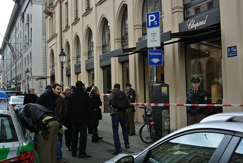 Vor den Augen der Angestellten rafften die Täter Schmuck und Uhren aus den Vitrinen
zusammen.