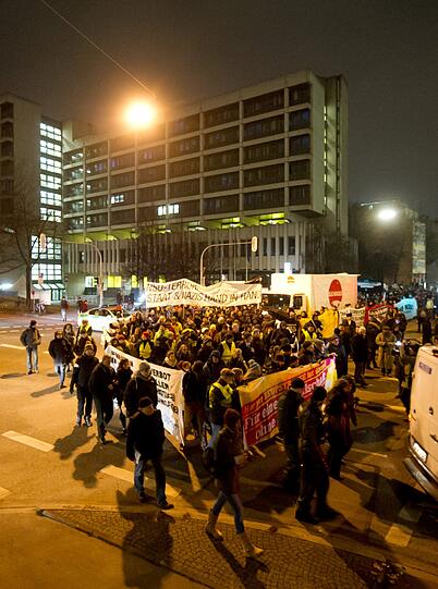 Demonstranten gehen am Gericht vorbei, in dem der NSU-Prozess verhandelt wird.