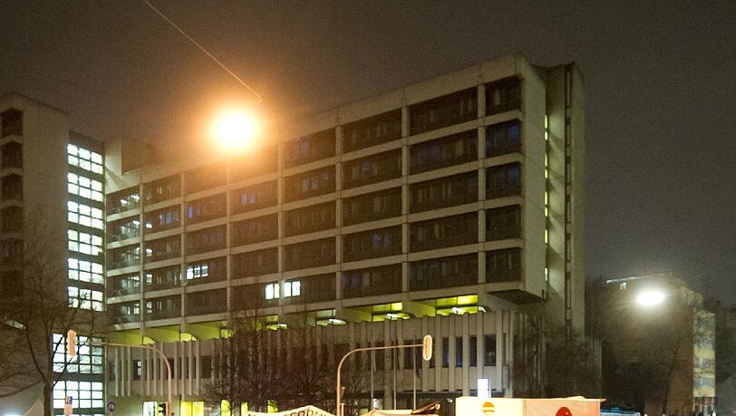 Demonstranten gehen am Gericht vorbei, in dem der NSU-Prozess verhandelt wird. Demonstranten gehen am Gericht vorbei, in dem der NSU-Prozess verhandelt wird.