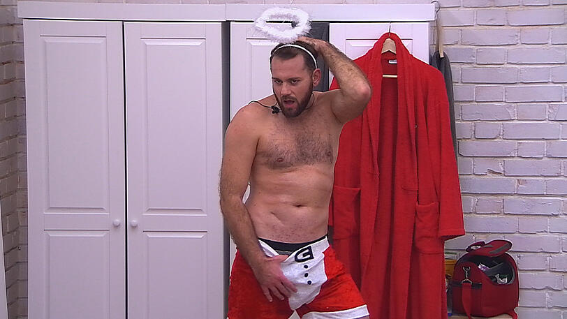 Mit dem aufgemalten Sixpack fühlt er sich gleich viel sexier.