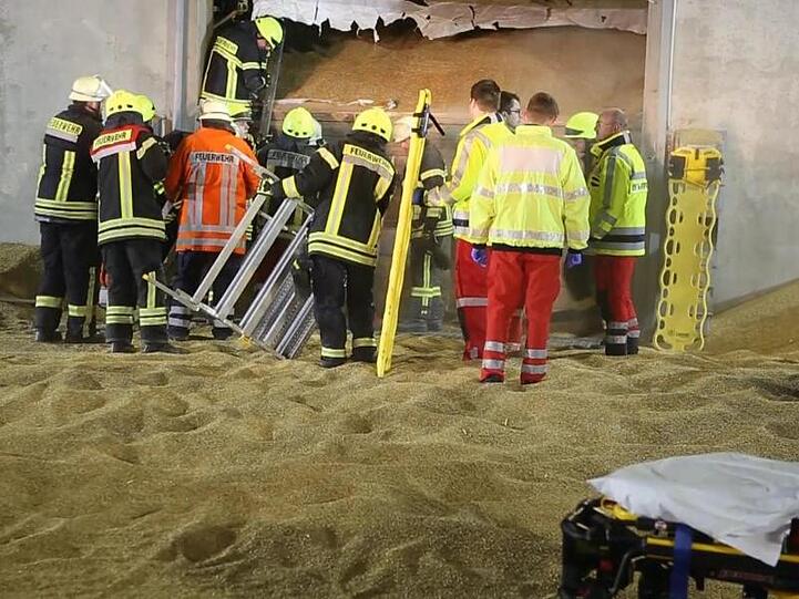 Rettungskräfte am Unglücksort: In Rosdorf bei Göttingen ist ein Mann in einen Getreidesilo gefallen und anschließend erstickt.