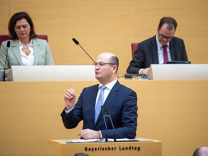 Albert Füracker (CSU, M), Bayerischer Finanzminister, spricht während der Sitzung des Bayerischen Landtags. Foto: Lino Mirgeler/dpa