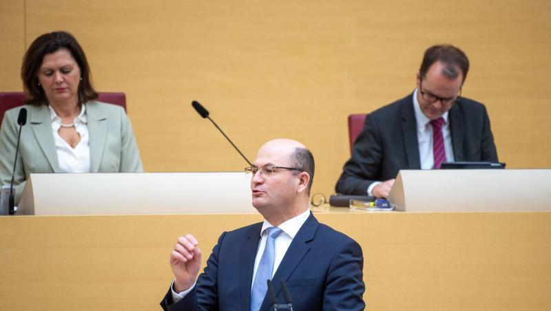 Albert Füracker (CSU, M), Bayerischer Finanzminister, spricht während der Sitzung des Bayerischen Landtags. Foto: Lino Mirgeler/dpa Albert Füracker (CSU, M), Bayerischer Finanzminister, spricht während der Sitzung des Bayerischen Landtags. Foto: Lino Mirgeler/dpa