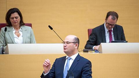 Albert Füracker (CSU, M), Bayerischer Finanzminister, spricht während der Sitzung des Bayerischen Landtags. Foto: Lino Mirgeler/dpa