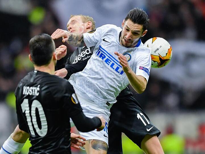 Inters Matteo Politano (r) beim Luftduell mit Frankfurts Sebastian Rode.