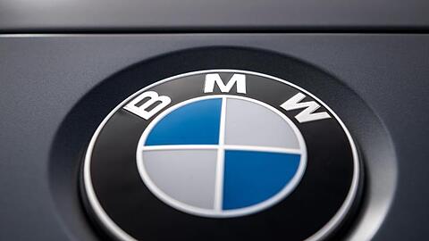Das Logo des Münchner Autobauers BMW ist auf einem Auto zu sehen.