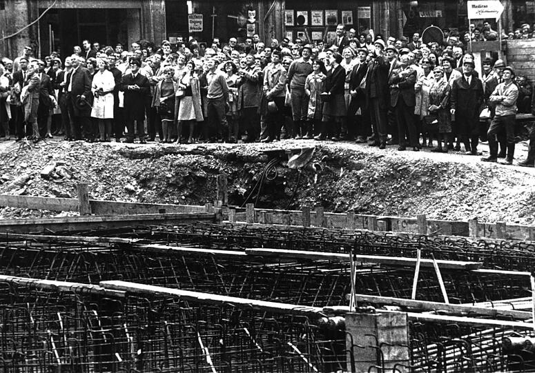 U-Bahn-Baustelle am Marienplatz: Münchner und Touristen schauen aufs Glockenspiel - die Baustellenabsicherung fehlt völlig.