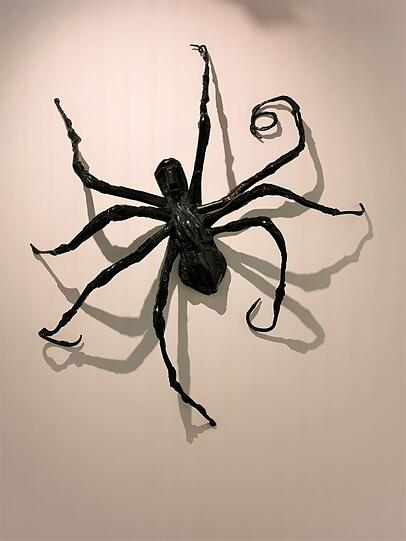 Louise Bourgeoises Spinnen werfen mittlerweile ziemlich teure Schatten. "Spider IV" aus dem Jahr 1996 brachte bei Hauser & Wirth immerhin 22,5 Millionen Dollar ein.
