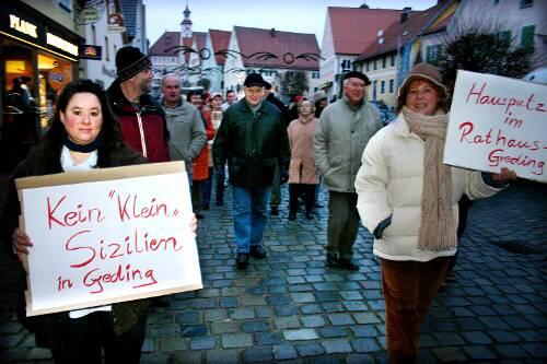 Gredinger Bürger ziehen nach dem Bekanntwerden der Affäre vor das Rathaus.