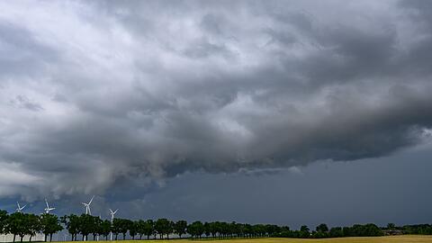 Dunkle Wolken zeigen sich in den kommenden Tagen öfter in Deutschland.