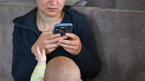 Bildschirme ziehen auch Babys oft magisch an - aber die Familienministerin warnt. (Symbolbild)