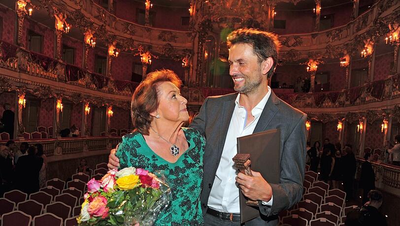 Simon Verhoeven ( Regiepreis) und Elisabeth Wicki-Endriss, nach der Preisverleihung des Friedenspreises „Die Brücke“ 2017. Simon Verhoeven ( Regiepreis) und Elisabeth Wicki-Endriss, nach der Preisverleihung des Friedenspreises „Die Brücke“ 2017.