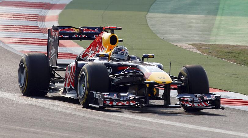 Sebastian Vettel hat das erste Formel-1-Rennen in Indien gewonnen. Die Bilder von der Siegerehrung und der Fahrt zum Triumph.