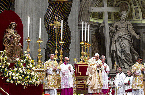Der Papst hat im Petersdom in Rom die Mitternachtsmesse geleitet