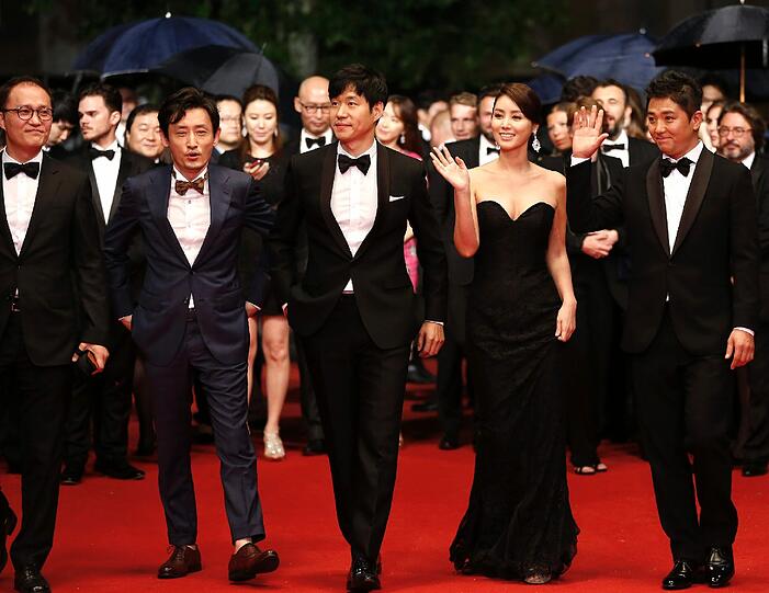 Direktor Chang (rechts), Schauspielerin Kim Sung-Ryoung (Zweite von rechts), Schauspieler Yu Jun-Sang (Mitte) und Gäste