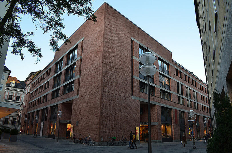 Ivano Gianilas Schäfflerblock an der Maffeistraße.