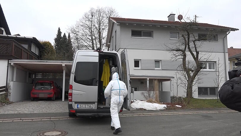 Am Dienstag entdeckte die Polizei drei Leichen in einer verrauchten Wohnung in Kirchehrenbach (Lkr. Forchheim) in Oberfranken. Die Bilder vom Großeinsatz. Am Dienstag entdeckte die Polizei drei Leichen in einer verrauchten Wohnung in Kirchehrenbach (Lkr. Forchheim) in Oberfranken. Die Bilder vom Großeinsatz.
