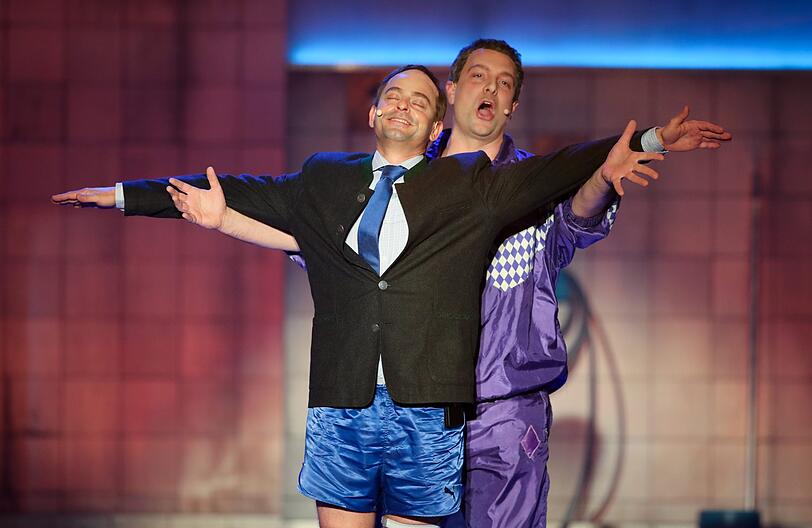 Markus Söder (Stefan Zinner) und Hubert Allwanger (Florian Fischer) im legeren Ballonseide-Look.