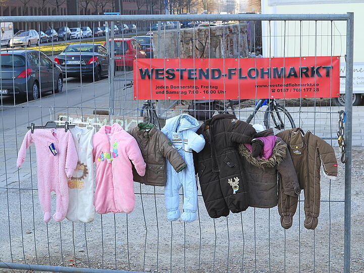Kleidung für Kinder und Jugendliche wird auf dem Flohmarkt verkauft. (Symbolbild)