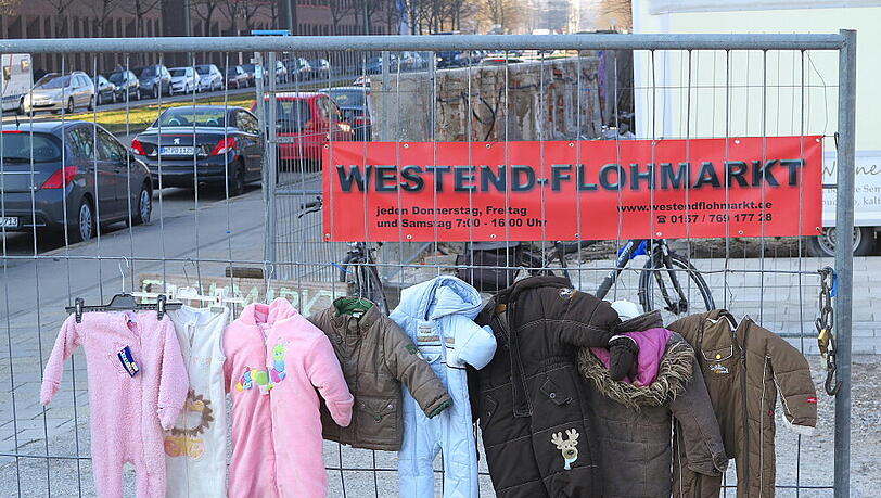Kleidung für Kinder und Jugendliche wird auf dem Flohmarkt verkauft. (Symbolbild) Kleidung für Kinder und Jugendliche wird auf dem Flohmarkt verkauft. (Symbolbild)