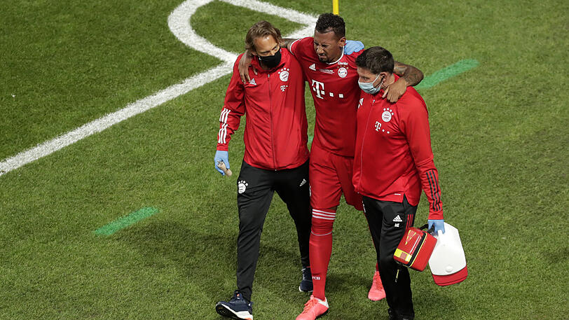 Von zwei Mann gestützt: Boateng humpelt nach seiner Verletzung Richtung Kabine.