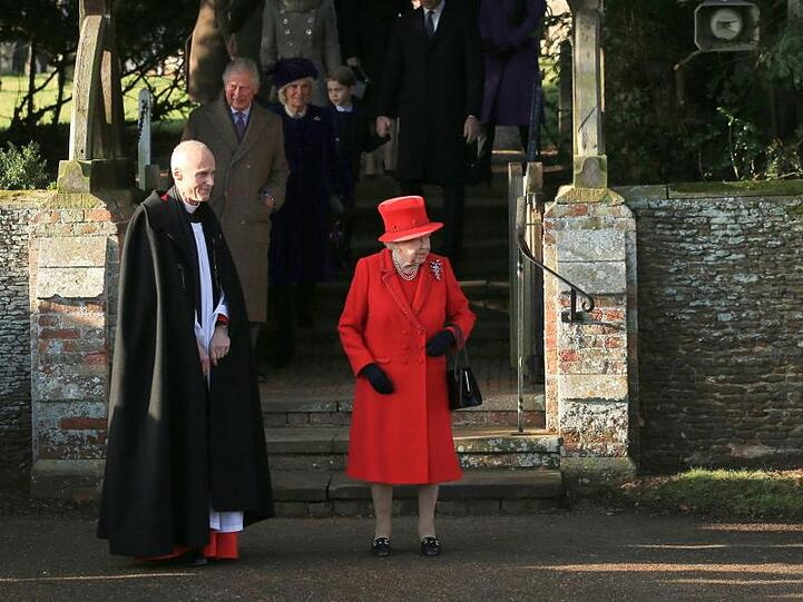 Königin Elizabeth II. wartet nach dem zweiten Familien-Gottesdienst auf ihr Auto.