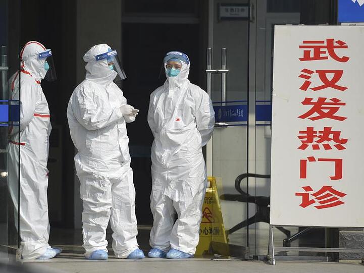 Medizinisches Personal in Schutzanzügen wartet in der zentralchinesischen Provinz Anhui am Eingang einer Klinik für Fieberpatienten und Patienten aus Wuhan.