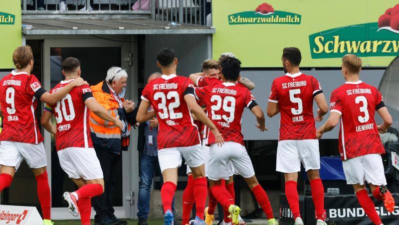 Der SC Freiburg verabschiedet sich mit einem : gegen den SC Augsburg aus dem vor 67 Jahren errichteten Dreisamstadion.
