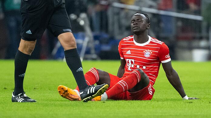 Sadio Mané sitzt auf dem Rasen.