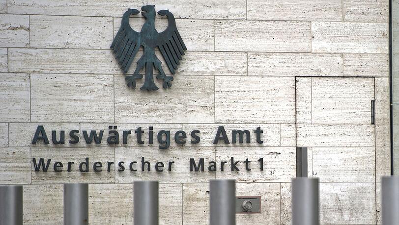 Das Auswärtige Amt erklärt zwei Angehörige der iranischen Botschaft zu unerwünschten Personen.