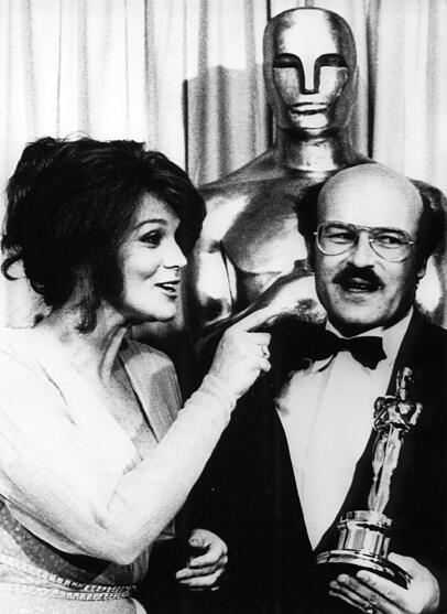 Der deutsche Regisseur Volker Schlöndorff nimmt während der Oscar-Verleihung in Hollywood von der Schauspielerin Ann-Margret den Oscar für den besten fremdsprachigen Film ("Die Blechtrommel") entgegen. Der deutsche Regisseur Volker Schlöndorff nimmt während der Oscar-Verleihung in Hollywood von der Schauspielerin Ann-Margret den Oscar für den besten fremdsprachigen Film ("Die Blechtrommel") entgegen.