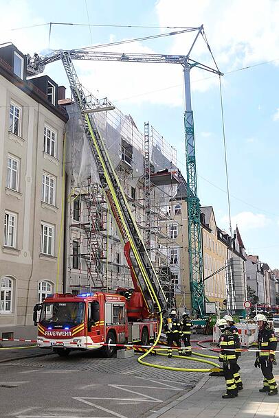 Einsatzkräfte beim Löschen des Brandes Einsatzkräfte beim Löschen des Brandes