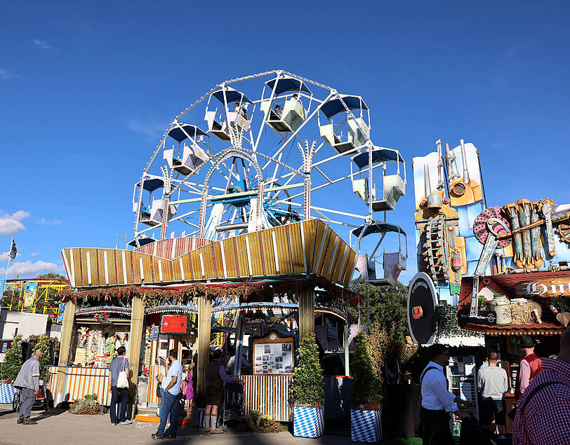 Das Russenrad ist schon seit 100 Jahren auf der Wiesn. Das Russenrad ist schon seit 100 Jahren auf der Wiesn.