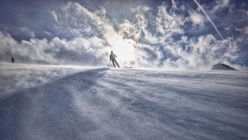 Der Skifahrer war zu Fu&szlig; zu einem Gipfel aufgestiegen. (Symbolbild)