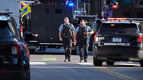 Auch drei Beamte werden in Minneapolis verletzt.