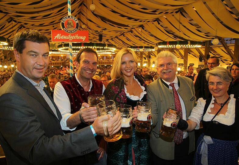 Ein Prost auf den AZ-Stammtisch (v.l.): Söder, Makowsky, Ferres und Zeil.