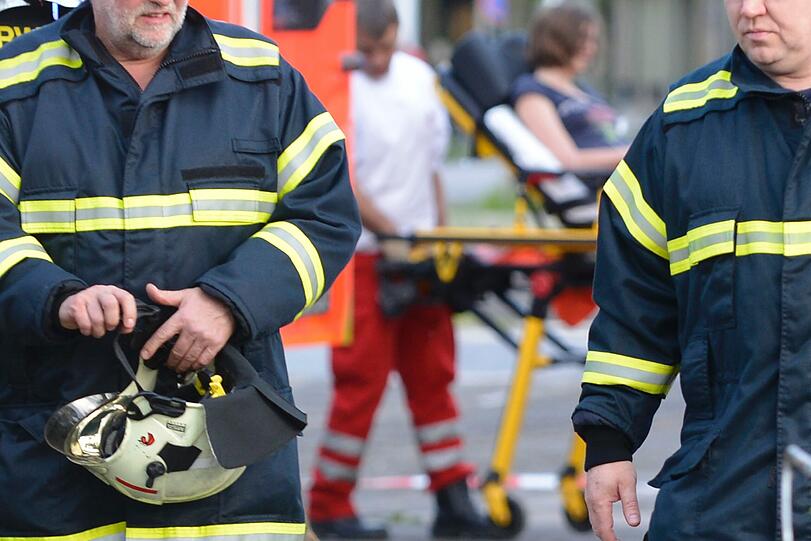 Ein Mann starb, eine Frau schwebt in Lebensgefahr. Sanitäter kümmern sich um die Verletzten.