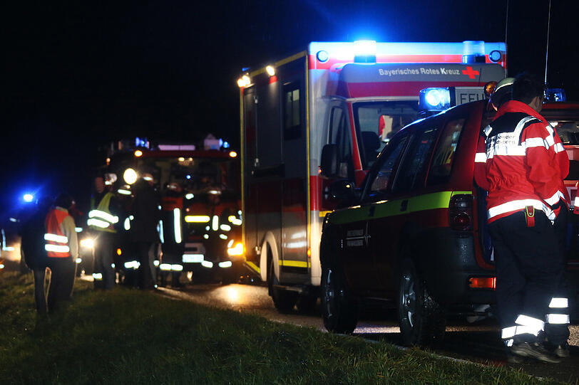 Nach Raserei mehrfach überschlagen: Die Bilder vom Feuerwehreinsatz.