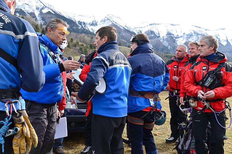 Ein Trümmerfeld: Die Bergungsarbeiten nach dem Absturz der Airbus-Machine von Germanwings werden Tage und Wochen dauern. Die Bilder...
